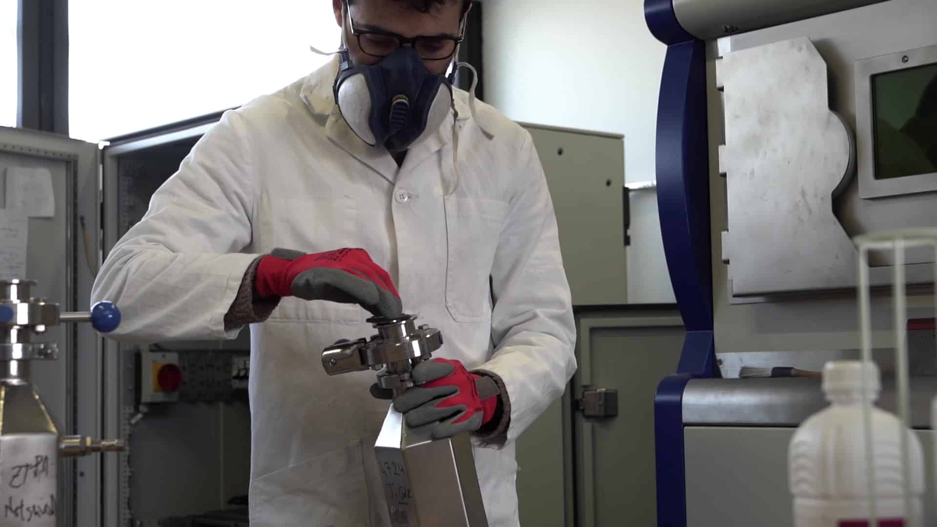 Quelqu'un prépare une impression 3D SLM - 3DEXPERIENCE Make