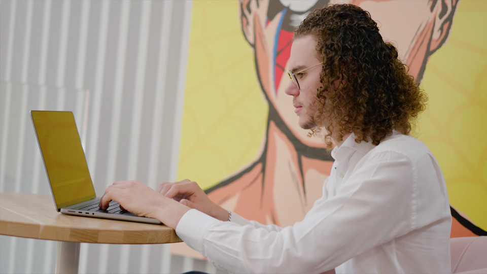 Edu Student Success story Valentin wheel-e Illustration working on laptop > Dassault Systèmes